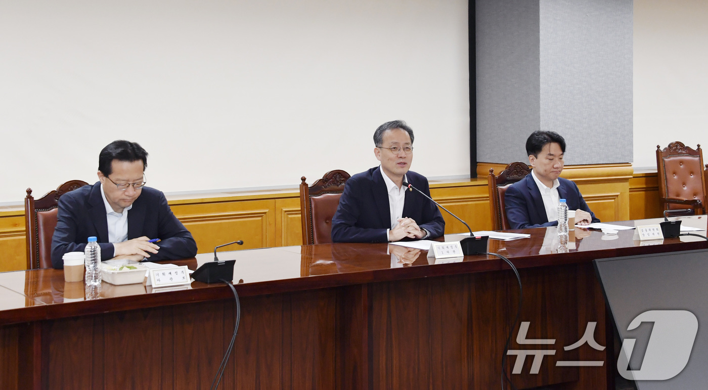 (서울=뉴스1) = 이형일 기획재정부 차관이 12일 서울 중구 은행회관에서 열린 '시장상황점검회의'를 주재하고 있다. (기획재정부 제공. 재판매 및 DB 금지) 2025.9.12/ …
