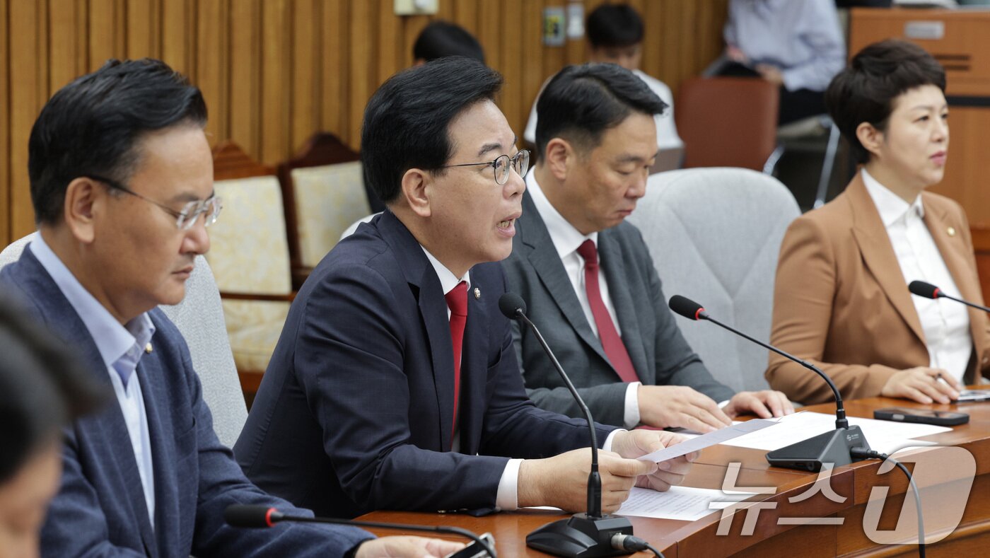 본문 이미지 - 송언석 국민의힘 원내대표가 12일 오전 서울 여의도 국회에서 열린 원내대책회의에서 발언하고 있다. 2025.9.12/뉴스1 ⓒ News1 신웅수 기자
