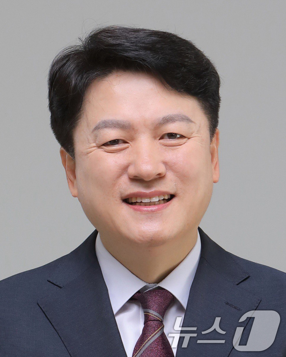 (서울=뉴스1) 허경 기자 = 이재명 대통령은 한의사 주치의로 윤성찬 대한한의사협회 회장을 위촉했다.강유정 대통령실 대변인은 12일 서면 브리핑에서 "이 대통령이 지난 10일 주치 …