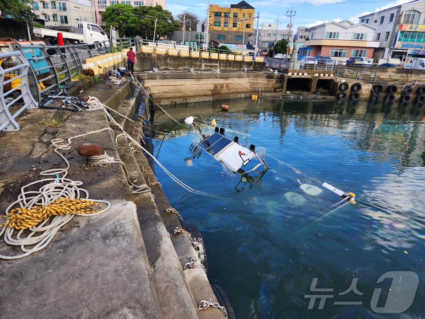 본문 이미지 - 12일 오전 9시4분쯤 제주 서귀포시 남원읍 남원리 포구에서 선박이 방파제와 충돌한 후 침몰하는 사고가 발생했다.&#40;제주도소방안전본부 제공. 재판매 및 DB 금지&#41; ⓒ News1 홍수영 기자