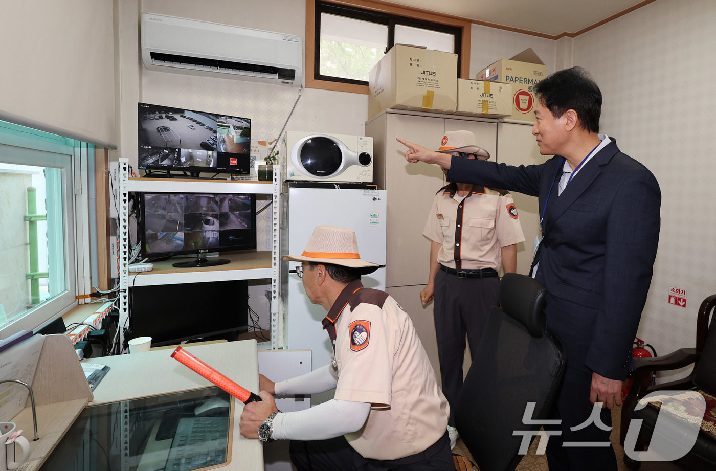 (서울=뉴스1) 박지혜 기자 = 초등학생 등하굣길 안전 관련 현장방문에 나선 오세훈 서울시장이 12일 서울 광진구 양남초등학교 찾아 학교 보안관실을 둘러보고 있다.  2025.9. …