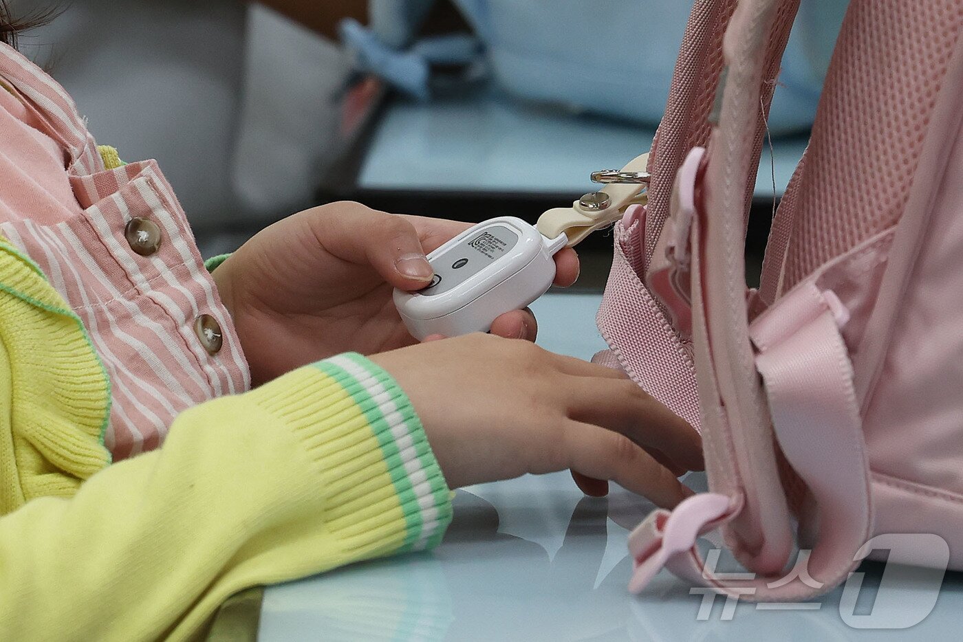 본문 이미지 - 초등학생 납치 미수와 같은 아동 대상 범죄가 연이어 발생해 불안감이 커지고 있는 가운데 12일 오전 서울 광진구 양남초등학교에서 어린이들이 안심벨을 누르는 교육을 받고 있다. &#40;공동취재&#41; 2025.9.12/뉴스1 ⓒ News1 박지혜 기자