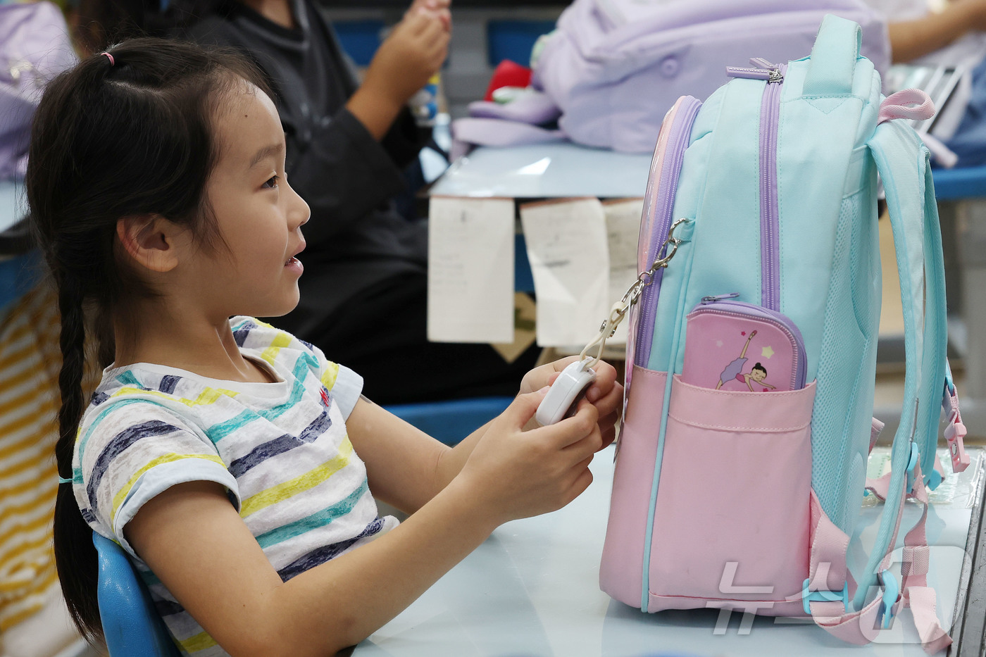 (서울=뉴스1)  박지혜 기자 = 초등학생 납치 미수와 같은 아동 대상 범죄가 연이어 발생해 불안감이 커지고 있는 가운데 12일 오전 서울 광진구 양남초등학교에서 어린이들이 안심벨 …