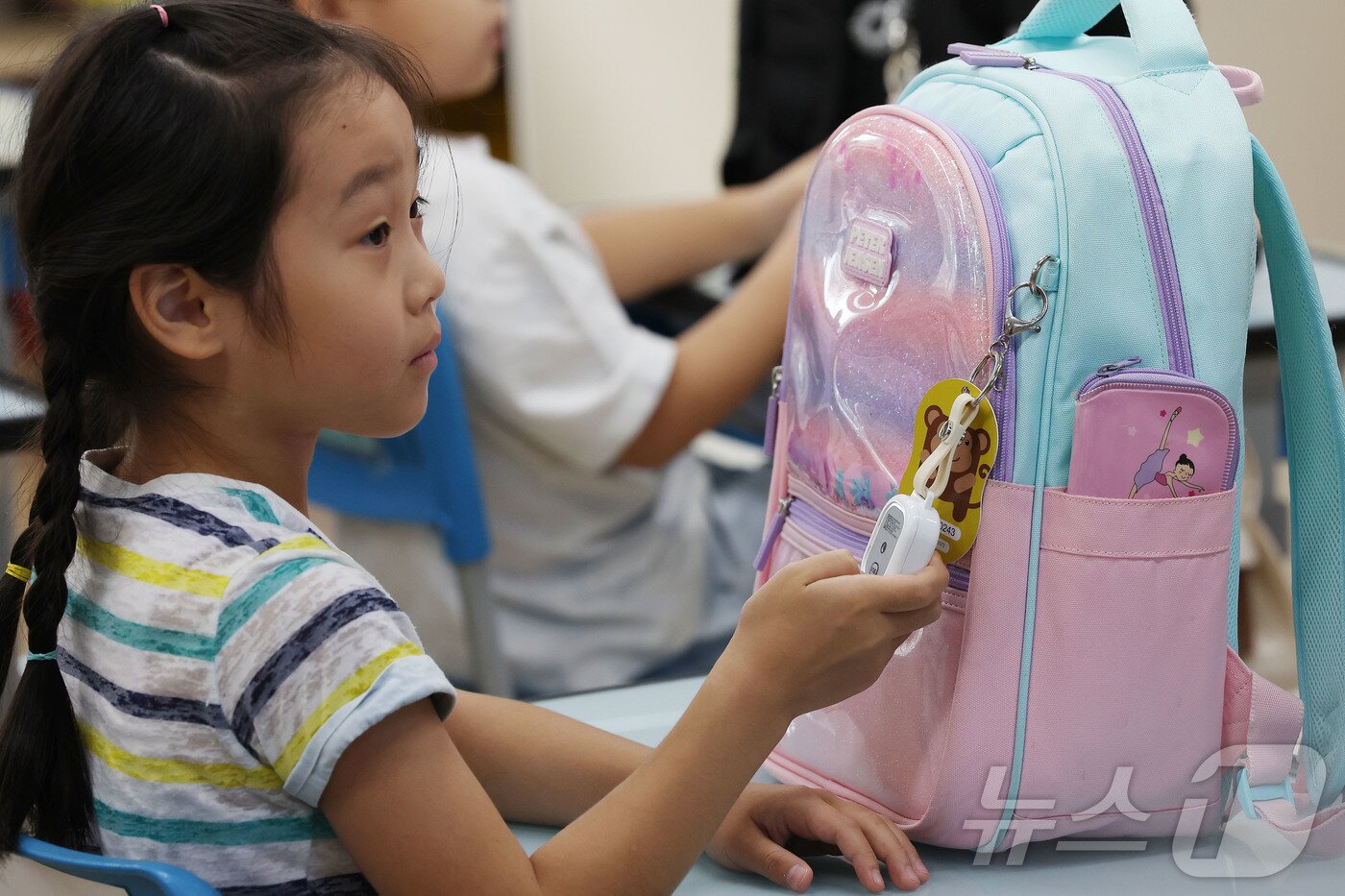 본문 이미지 - 초등학생 납치 미수와 같은 아동 대상 범죄가 연이어 발생해 불안감이 커지고 있는 가운데 12일 오전 서울 광진구 양남초등학교에서 어린이들이 안심벨을 누르는 교육을 받고 있다. &#40;공동취재&#41; 2025.9.12/뉴스1 ⓒ News1 박지혜 기자