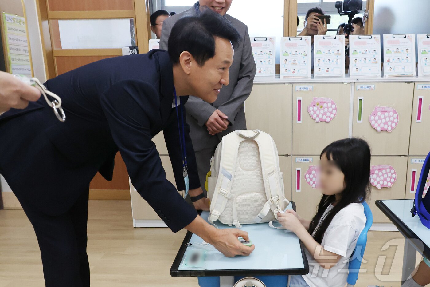본문 이미지 - 오세훈 서울시장이 초등학교 등하굣길 안전 점검을 위해 12일 서울 광진구 양남초등학교에 방문해 학생들과 &#39;초등안심벨&#39; 시연을 하고 있다.  &#40;공동취재&#41; 2025.9.12/뉴스1 ⓒ News1 박지혜 기자