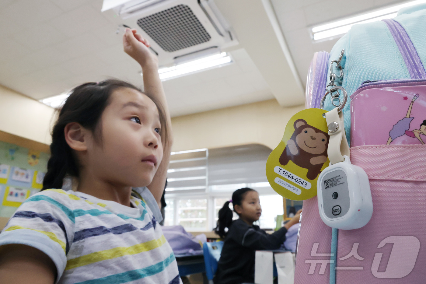 (서울=뉴스1)  박지혜 기자 = 최근 초등학생 납치 미수 등 아동 대상 범죄가 잇따르는 가운데 12일 서울 광진구 양남초등학교에서 한 초등학생이 '초등안심벨' 시연을 하고 있다. …
