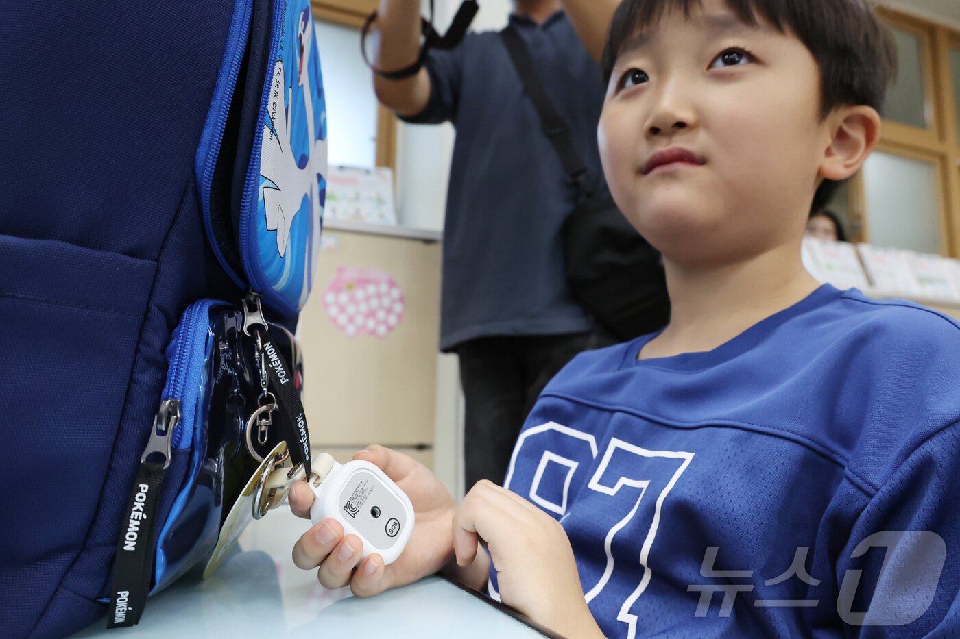 본문 이미지 - 최근 초등학생 납치 미수 등 아동 대상 범죄가 잇따르는 가운데 12일 서울 광진구 양남초등학교에서 한 초등학생이 &#39;초등안심벨&#39; 시연을 하고 있다.  &#40;공동취재&#41; 2025.9.12/뉴스1 ⓒ News1 박지혜 기자