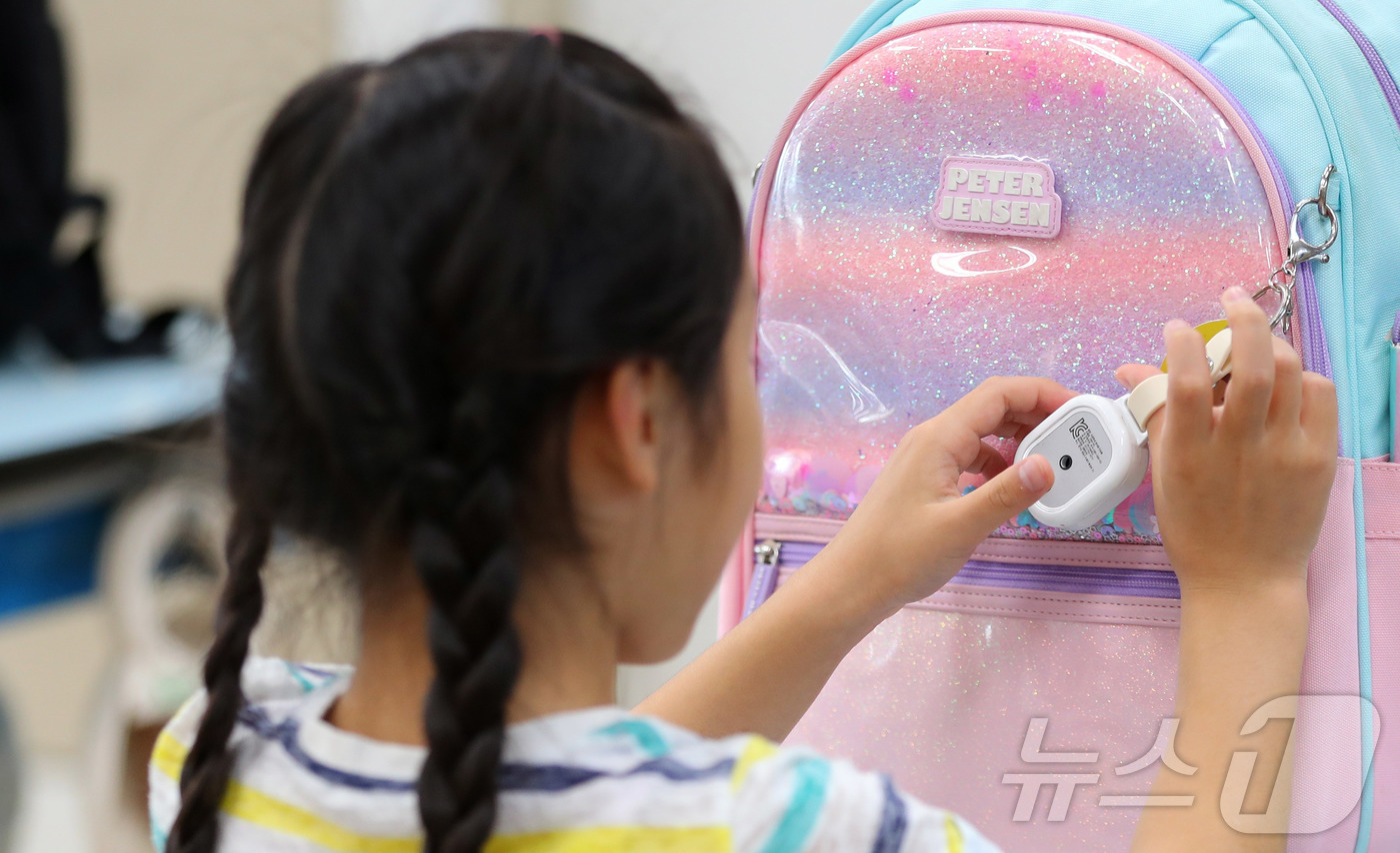 (서울=뉴스1)  박지혜 기자 = 12일 서울 광진구 양남초등학교 저학년 학생들이 초등안심벨 사용법을 배우고 있다. (공동취재) 2025.9.12/뉴스1