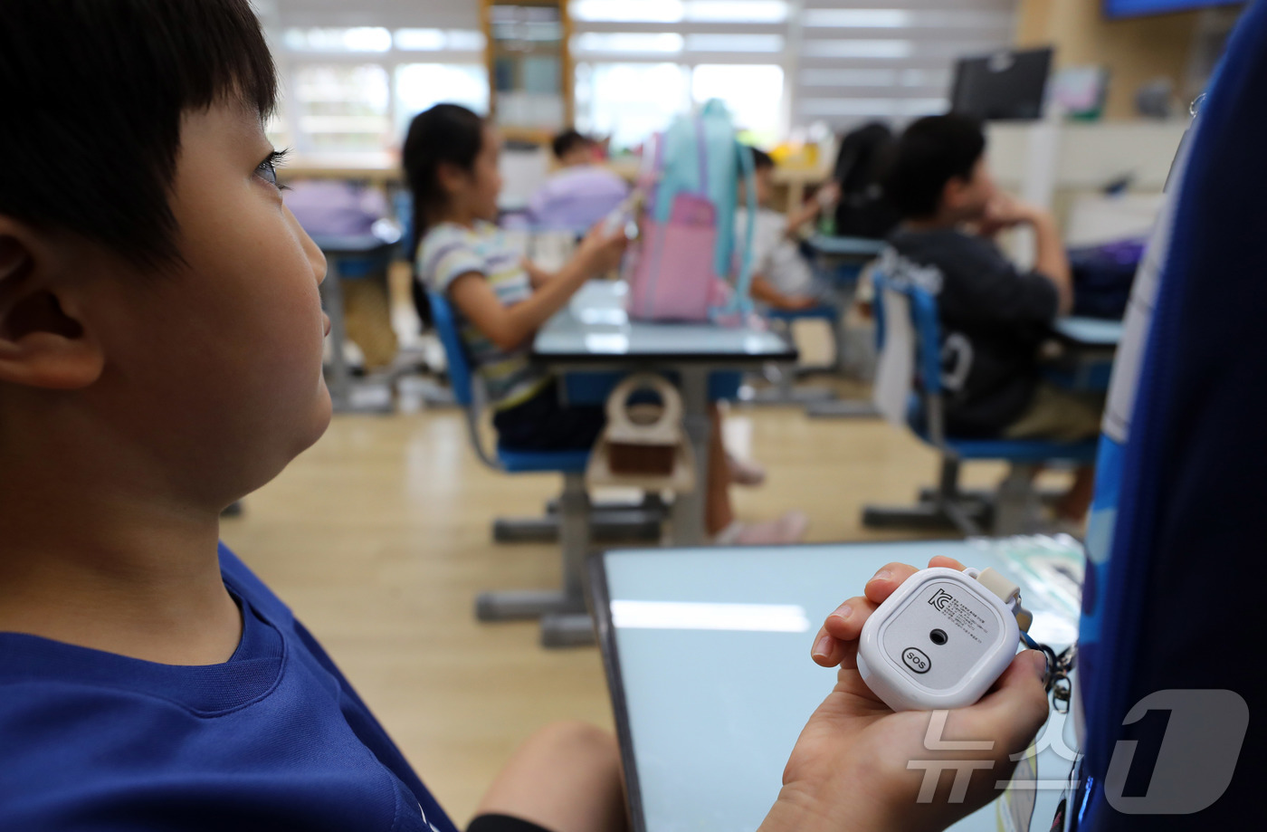 (서울=뉴스1)  박지혜 기자 = 12일 서울 광진구 양남초등학교 저학년 학생들이 초등안심벨 사용법을 배우고 있다. (공동취재) 2025.9.12/뉴스1