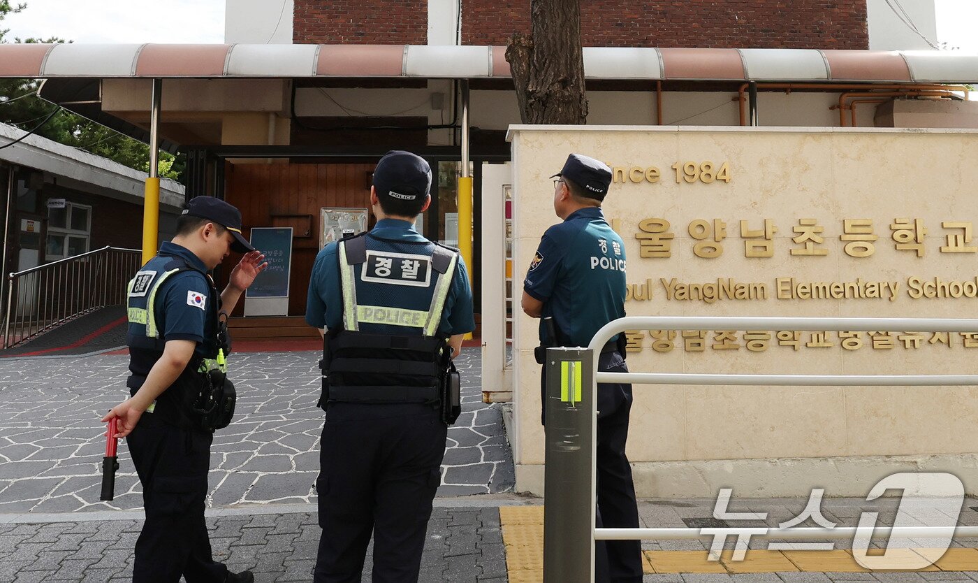 본문 이미지 - 12일 서울 광진구 양남초등학교 입구에서 경찰들이 예방순찰을 실시하고 있다. 경찰청은 최근 초등학교 주변에서 미성년자 대상 약취·유인 사건이 잇따라 발생함에 따라 경찰이 가용 경찰력을 총 동원한 예방활동을 진행한다고 밝혔다. 경찰은 이날부터 다음달 2일까지 5주 간 전국 초등학교&#40;6183개소&#41; 등·하교 시간대에 맞춰 어린이들의 통행이 많은 학교 인근, 주요 통학로 주변에 경찰을 집중배치해 가시적인 예방순찰을 실시한다. 2025.9.12/뉴스1 ⓒ News1 박지혜 기자