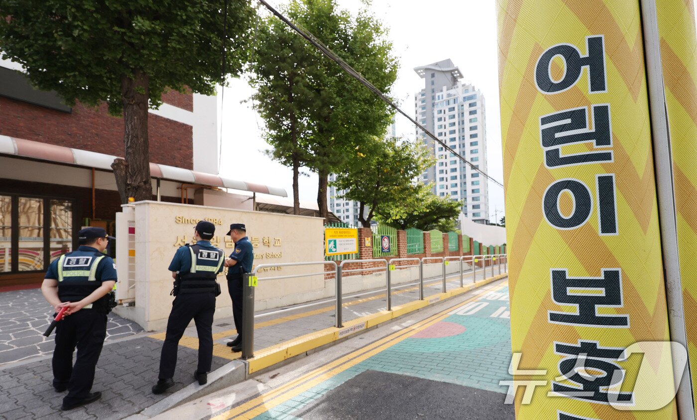 본문 이미지 - 12일 서울 광진구 양남초등학교 입구에서 경찰들이 예방순찰을 실시하고 있다. 2025.9.12/뉴스1 ⓒ News1 박지혜 기자