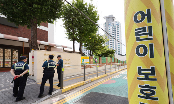 '보고 듣고 고치고'…서울청장·31개 경찰서장, 통학로 274곳 동시 점검