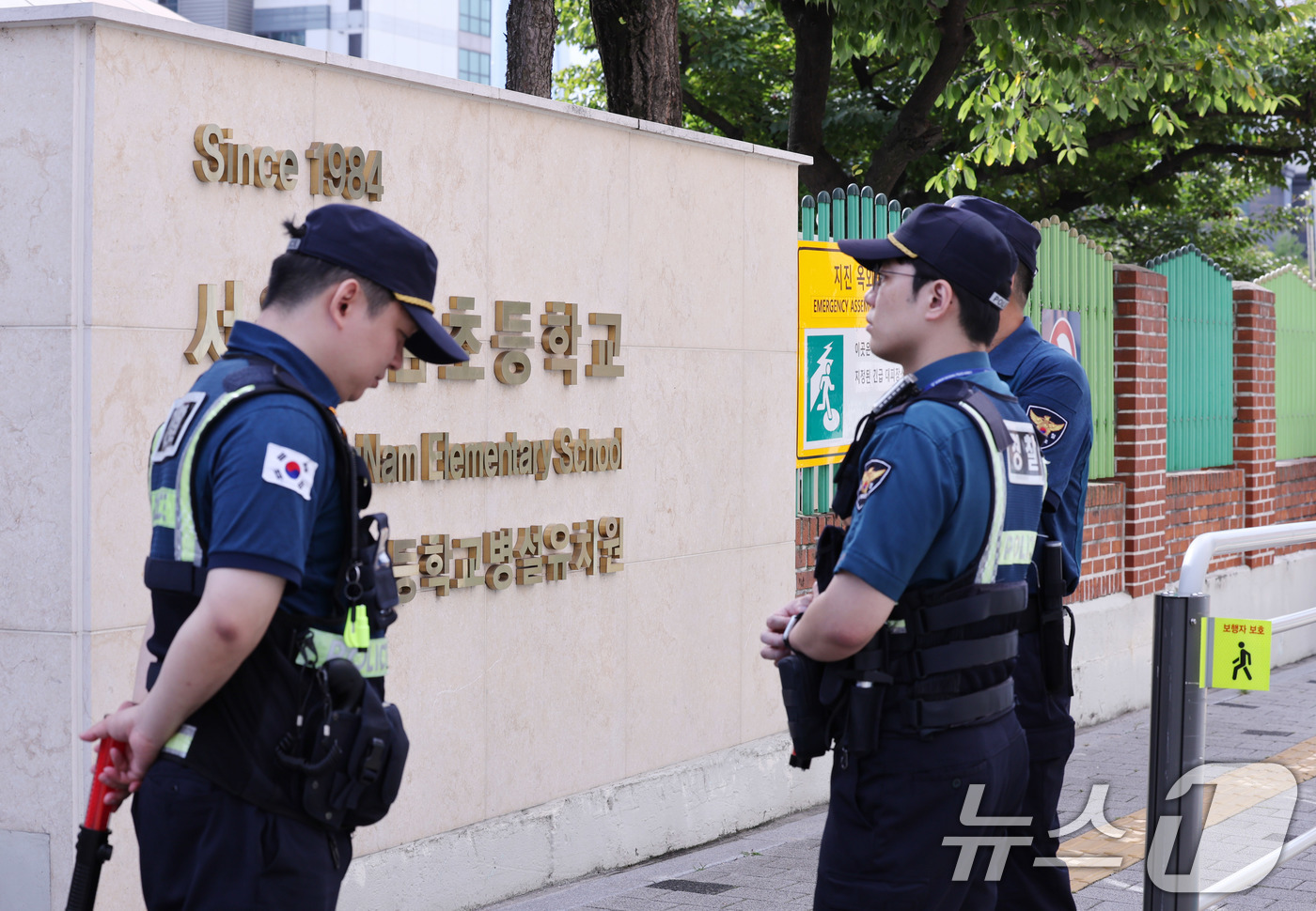 (서울=뉴스1) 박지혜 기자 = 12일 서울 광진구 양남초등학교 입구에서 경찰들이 예방순찰을 실시하고 있다.경찰청은 최근 초등학교 주변에서 미성년자 대상 약취·유인 사건이 잇따라 …