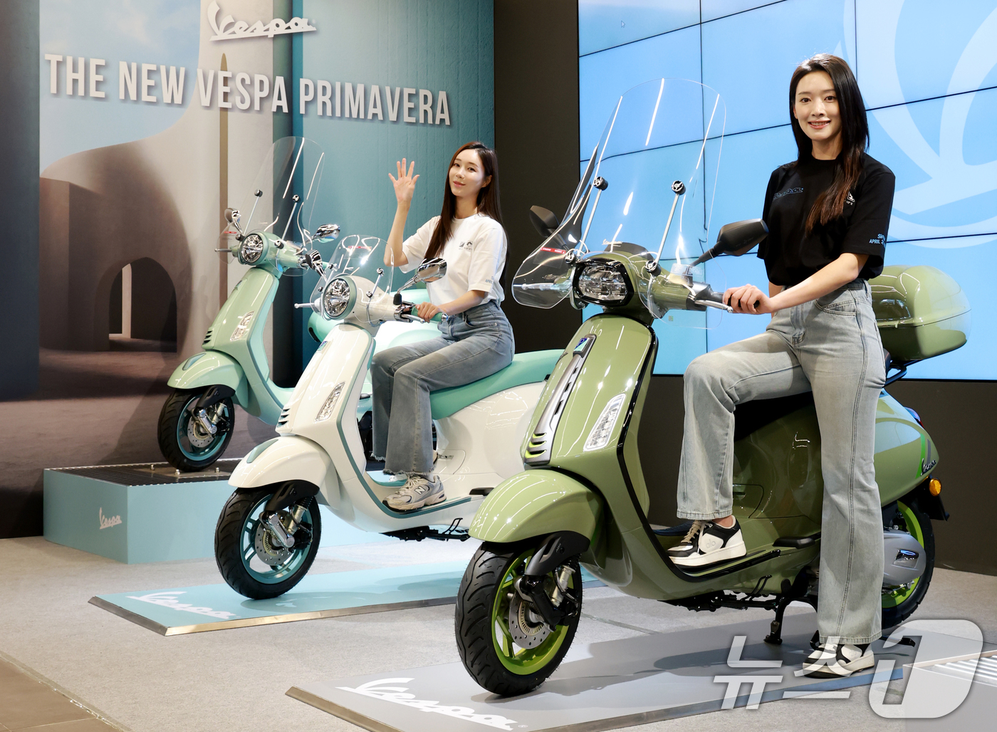 (서울=뉴스1) 권현진 기자 = 12일 오전 서울 강남구 신사동 베스파 모토플렉스 서울점에서 열린 베스파(VESPA) 신모델 출시 행사에서 모델들이 2026년식 프리마베라, 스프린 …