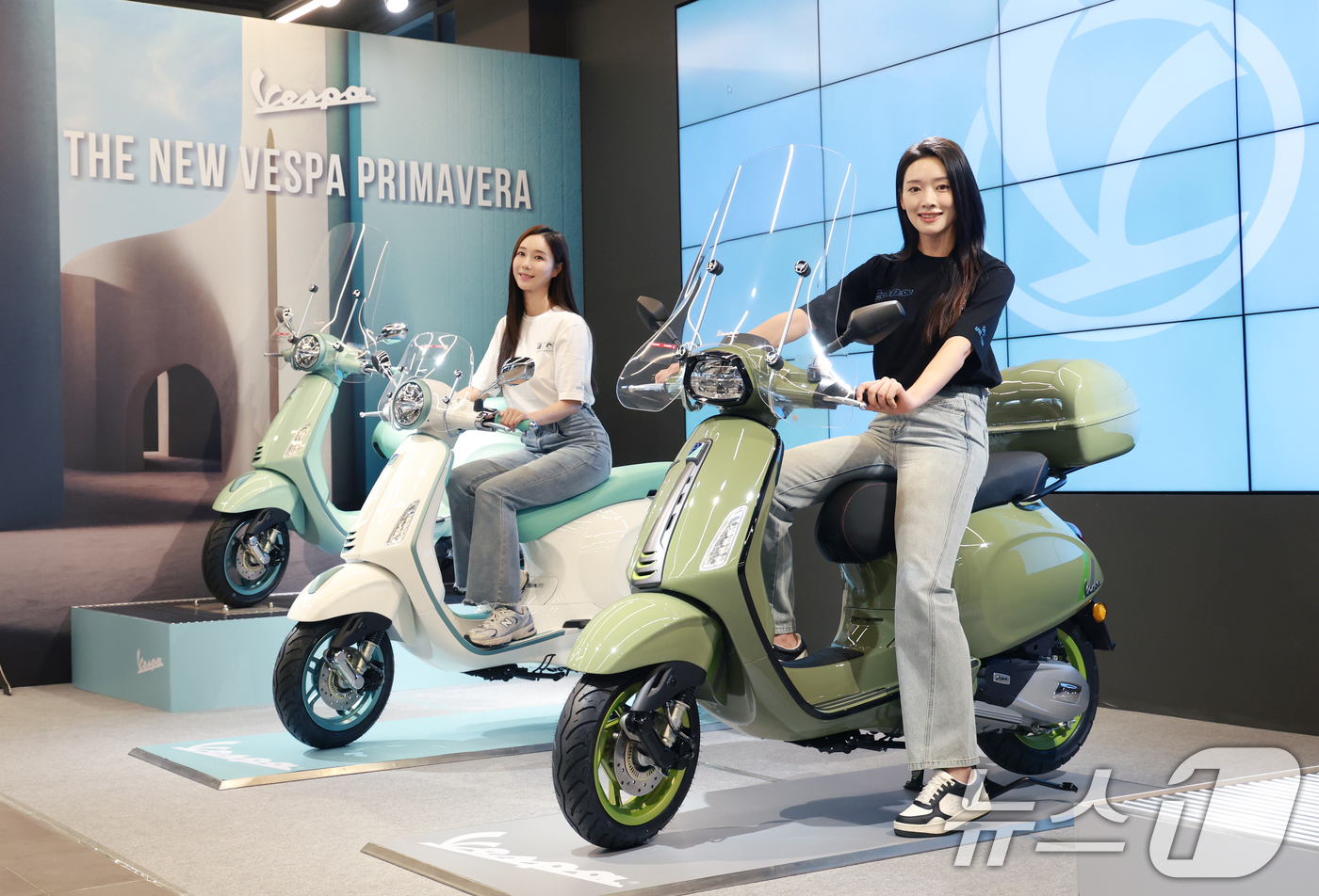 (서울=뉴스1) 권현진 기자 = 12일 오전 서울 강남구 신사동 베스파 모토플렉스 서울점에서 열린 베스파(VESPA) 신모델 출시 행사에서 모델들이 2026년식 프리마베라, 스프린 …