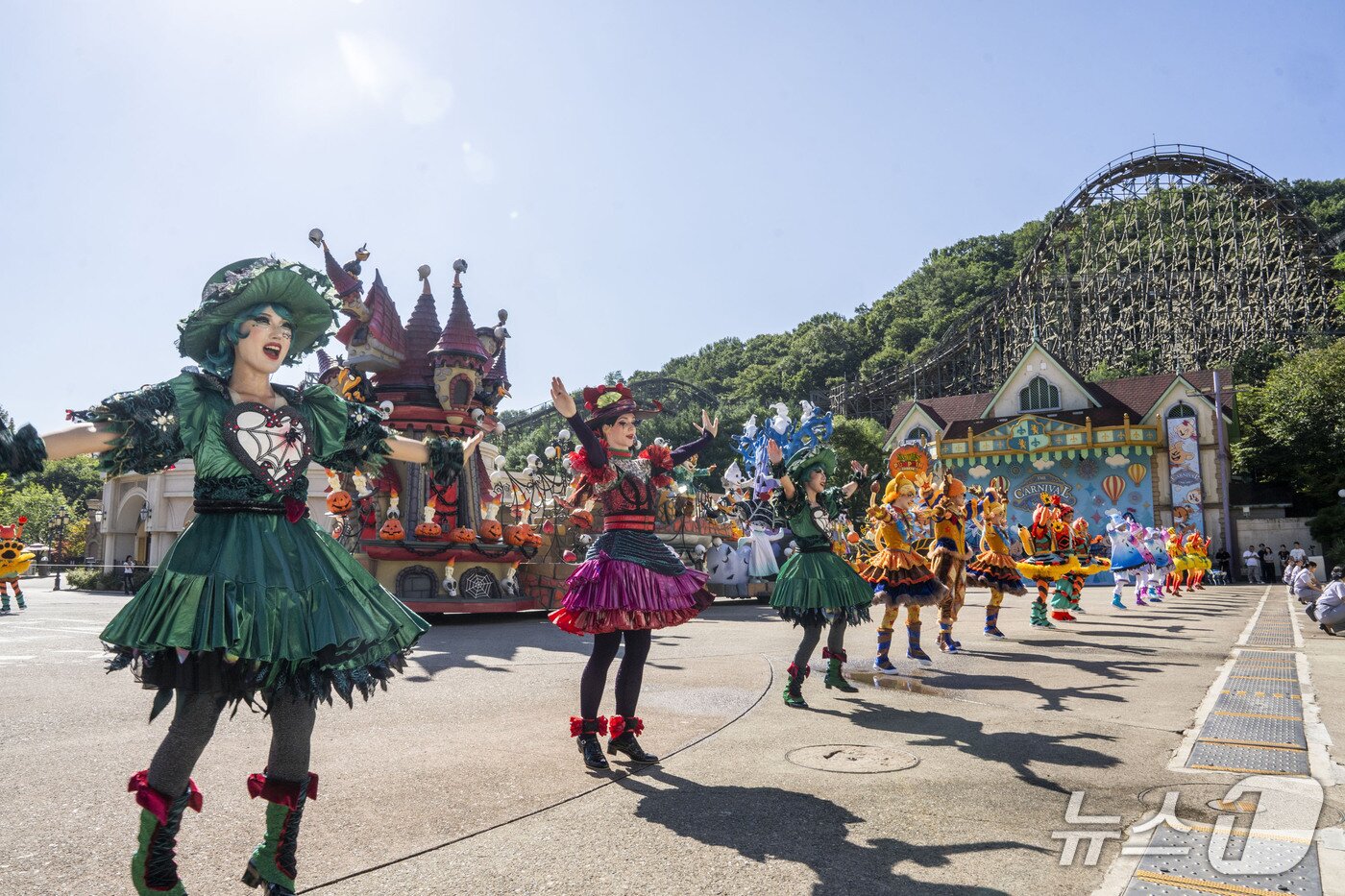 본문 이미지 - 에버랜드 스마일리 펌킨 퍼레이드 &#40;사진제공 = 삼성물산&#41; 