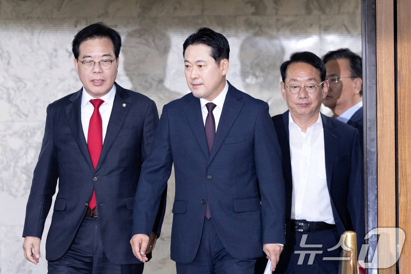 (서울=뉴스1) 이승배 기자 = 장동혁 국민의힘 대표와 송언석 원내대표가 12일 서울 여의도 국회에서 열린 '이재명 정부 100일 국정 파탄 실정 토론회'에 참석하고 있다. 202 …