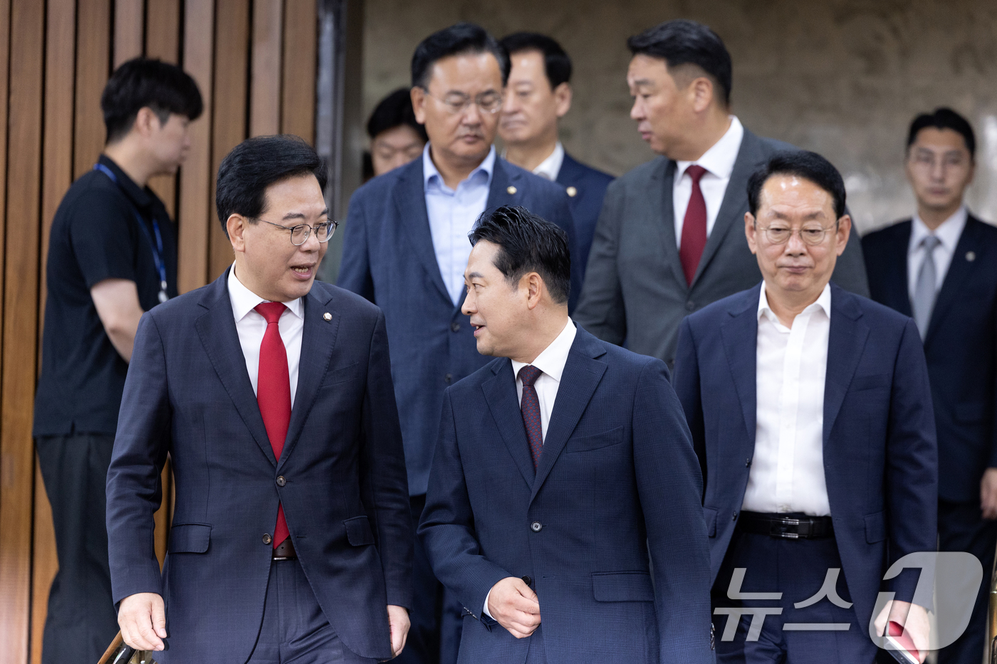 (서울=뉴스1) 이승배 기자 = 장동혁 국민의힘 대표와 송언석 원내대표가 12일 서울 여의도 국회에서 열린 '이재명 정부 100일 국정 파탄 실정 토론회'에 참석하고 있다. 202 …