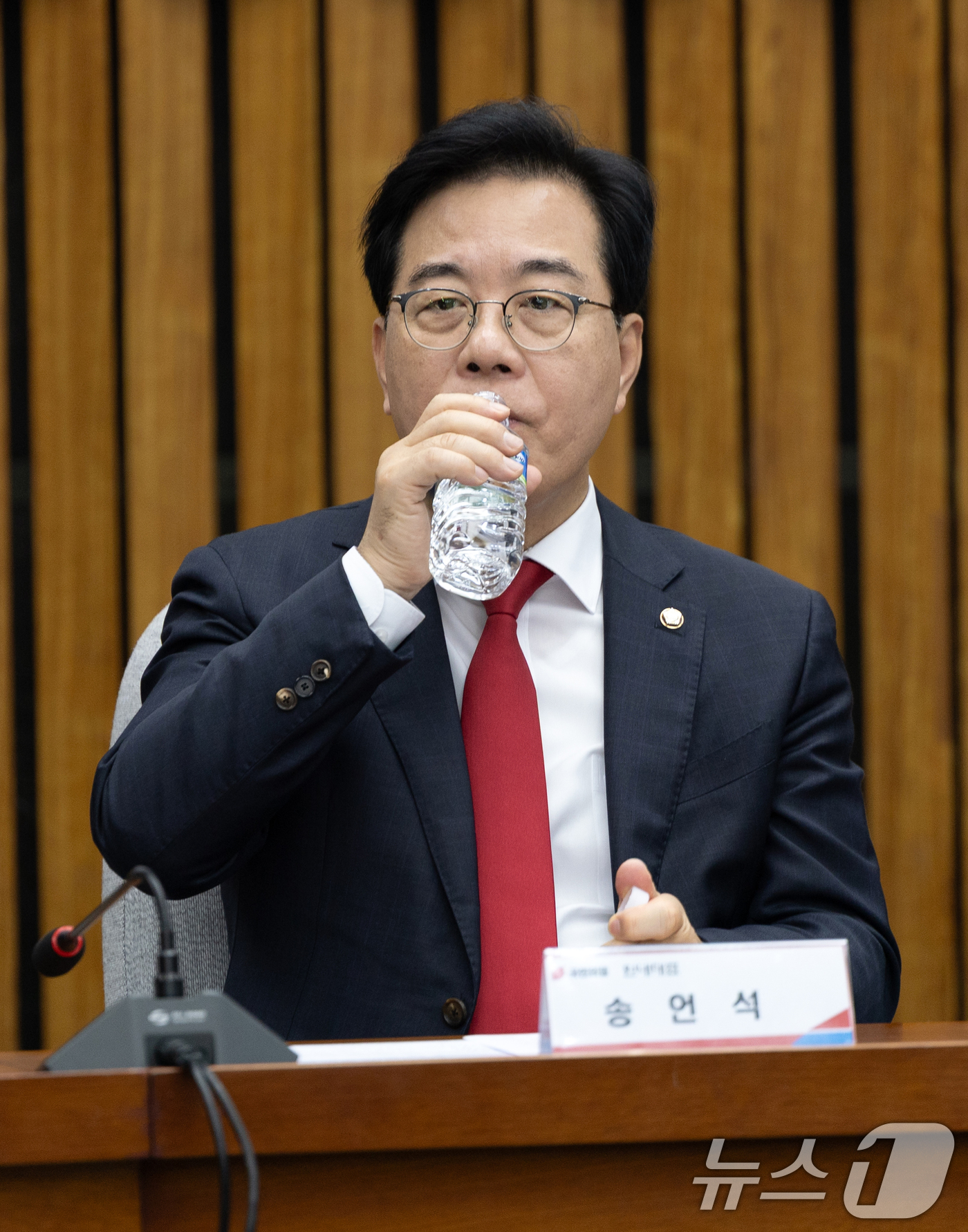 (서울=뉴스1) 이승배 기자 = 송언석 국민의힘 원내대표가 12일 서울 여의도 국회에서 열린 '이재명 정부 100일 국정 파탄 실정 토론회'에 참석해 목을 축이고 있다. 2025. …