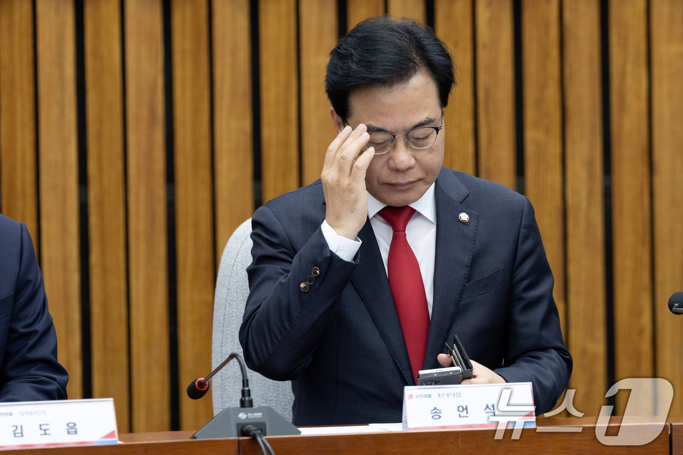 (서울=뉴스1) 이승배 기자 = 송언석 국민의힘 원내대표가 12일 서울 여의도 국회에서 열린 '이재명 정부 100일 국정 파탄 실정 토론회'에 참석해 안경을 고쳐쓰고 있다. 202 …