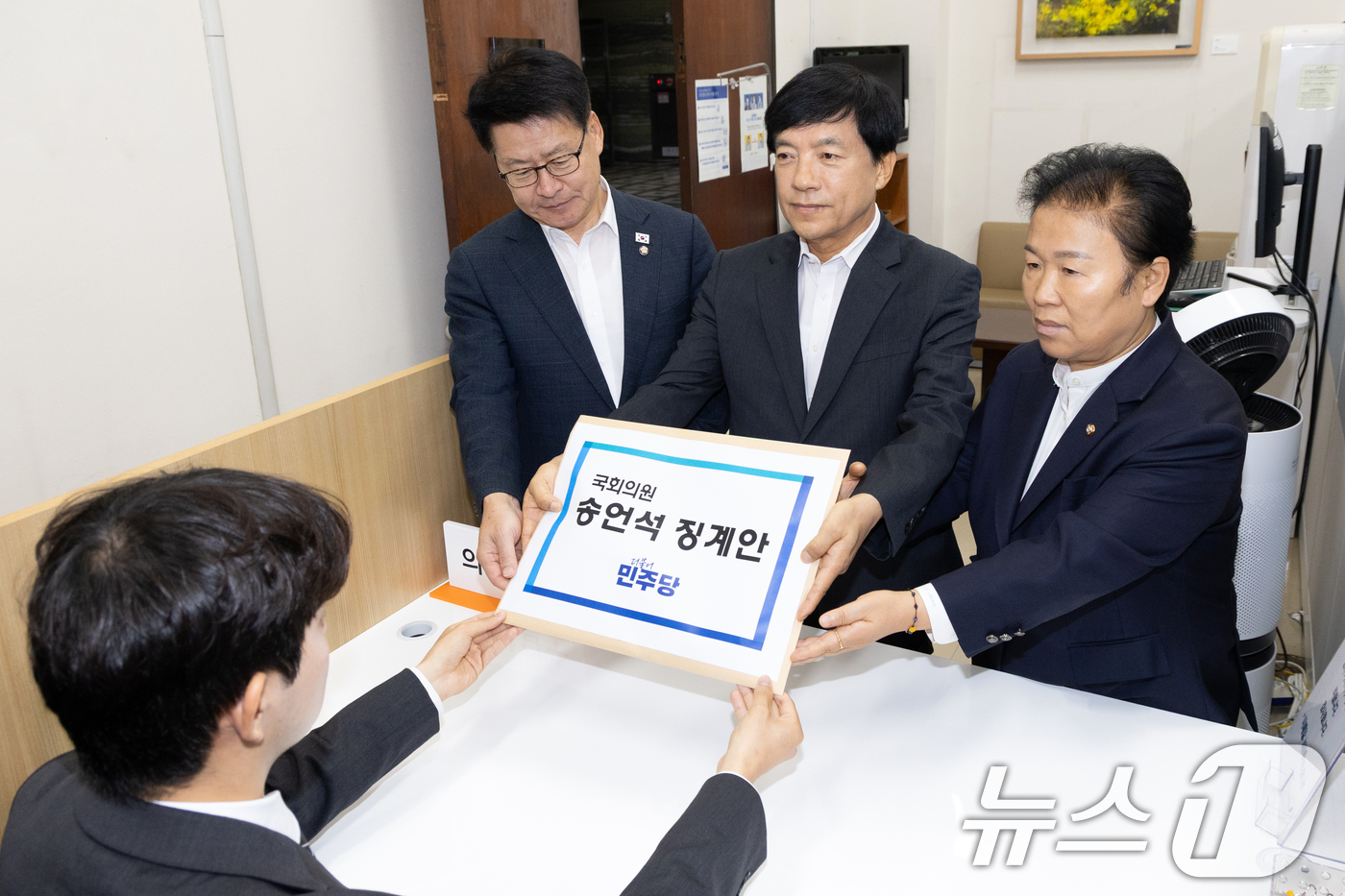 (서울=뉴스1) 이승배 기자 = 이성윤 더불어민주당 법률위원장, 임호선 수석사무부총장, 문정복 조직부총장이 12일 서울 여의도 국회 의안과에 송언석 국민의힘 원내대표 징계안을 제출 …