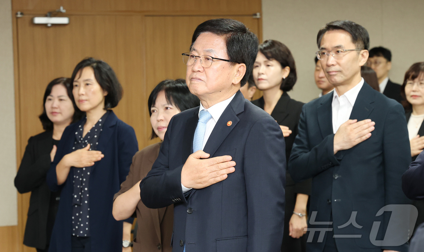 (세종=뉴스1) 김기남 기자 = 최교진 사회부총리 겸 교육부 장관이 12일 오전 세종시 정부세종청사에 열린 취임식에 참석하여 국민의례를 하고 있다. 2025.9.12/뉴스1