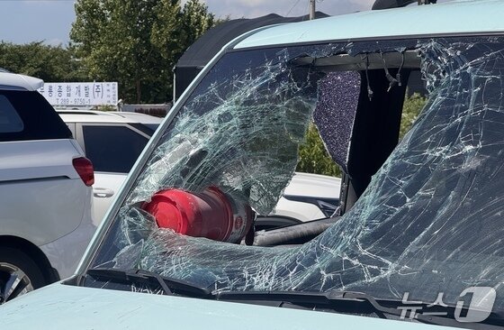 본문 이미지 - 지난달 28일 울산 북구의 한 병원 주차장에서 장형준이 여성을 흉기로 찌른 뒤 도주에 이용한 승용차. 2025.7.28/뉴스1 ⓒ News1 김세은 기자