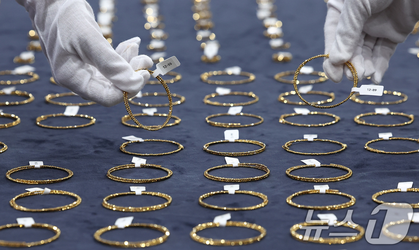 (인천=뉴스1) 김성진 기자 = 12일 인천 중구 인천공항세관 수출입통관청사에서 관계자들이 국산둔갑 우회수출 적발품을 공개하고 있다. 2025.9.12/뉴스1