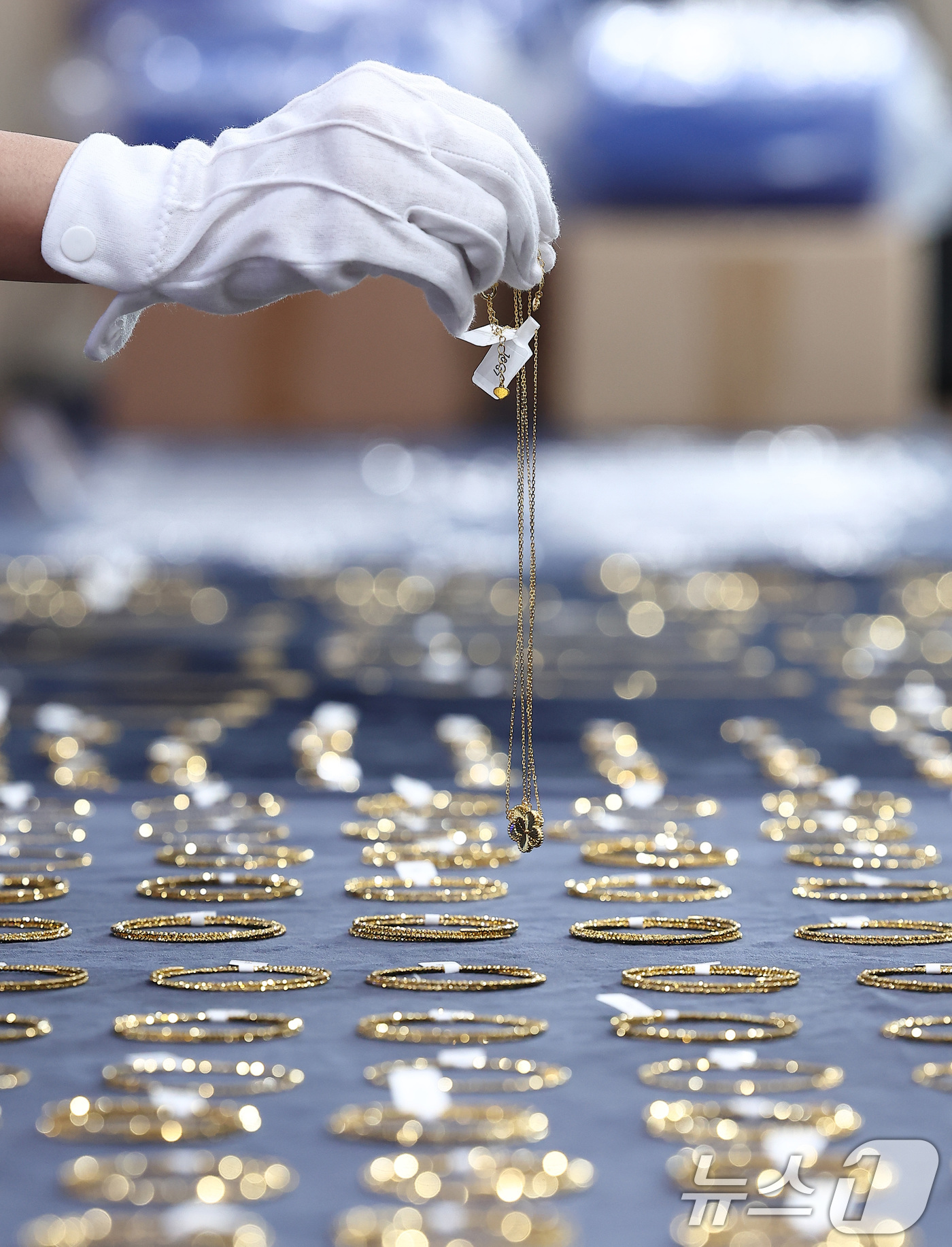 (인천=뉴스1) 김성진 기자 = 12일 인천 중구 인천공항세관 수출입통관청사에서 관계자들이 국산둔갑 우회수출 적발품을 공개하고 있다. 2025.9.12/뉴스1