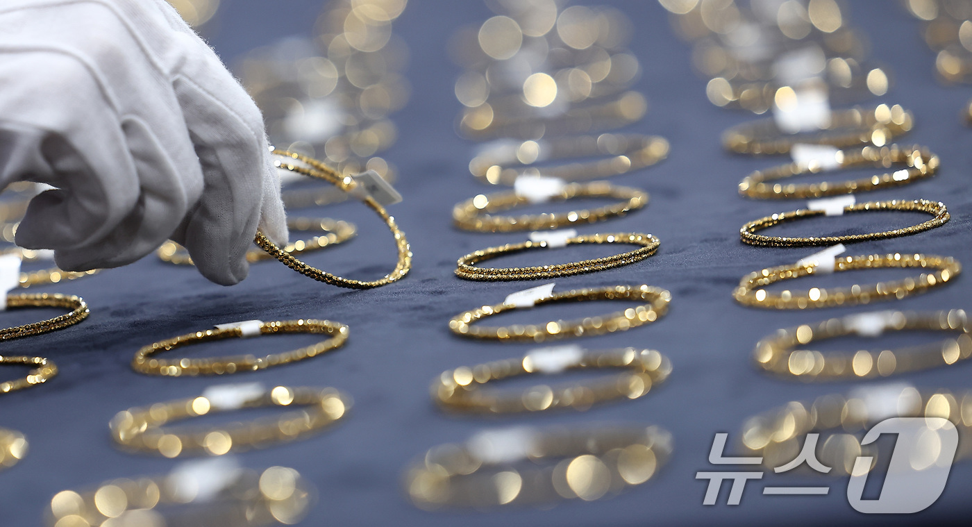 (인천=뉴스1) 김성진 기자 = 12일 인천 중구 인천공항세관 수출입통관청사에서 관계자들이 국산둔갑 우회수출 적발품을 공개하고 있다. 2025.9.12/뉴스1