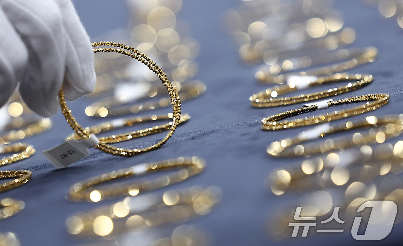 (인천=뉴스1) 김성진 기자 = 12일 인천 중구 인천공항세관 수출입통관청사에서 관계자들이 국산둔갑 우회수출 적발품을 공개하고 있다. 2025.9.12/뉴스1