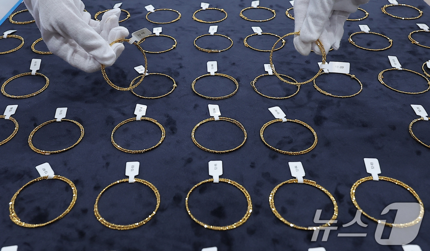 (인천=뉴스1) 김성진 기자 = 12일 인천 중구 인천공항세관 수출입통관청사에서 관계자들이 국산둔갑 우회수출 적발품을 공개하고 있다. 2025.9.12/뉴스1