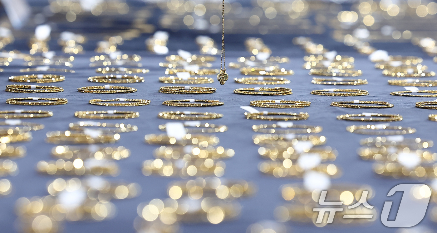 (인천=뉴스1) 김성진 기자 = 12일 인천 중구 인천공항세관 수출입통관청사에서 관계자들이 국산둔갑 우회수출 적발품을 공개하고 있다. 2025.9.12/뉴스1