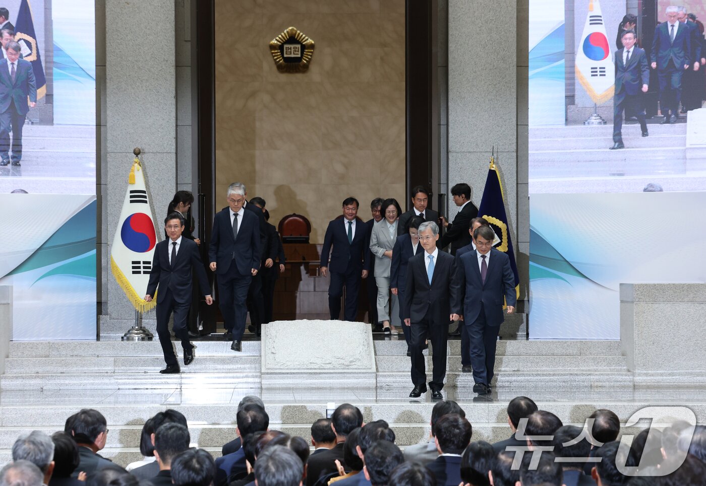 본문 이미지 - 조희대 대법원장과 대법관들이 12일 오전 서울 서초구 대법원에서 열린 '2025 대한민국 법원의 날 기념식'에서 입장을 하고 있다. 2025.9.12/뉴스1 ⓒ News1 김영운 기자