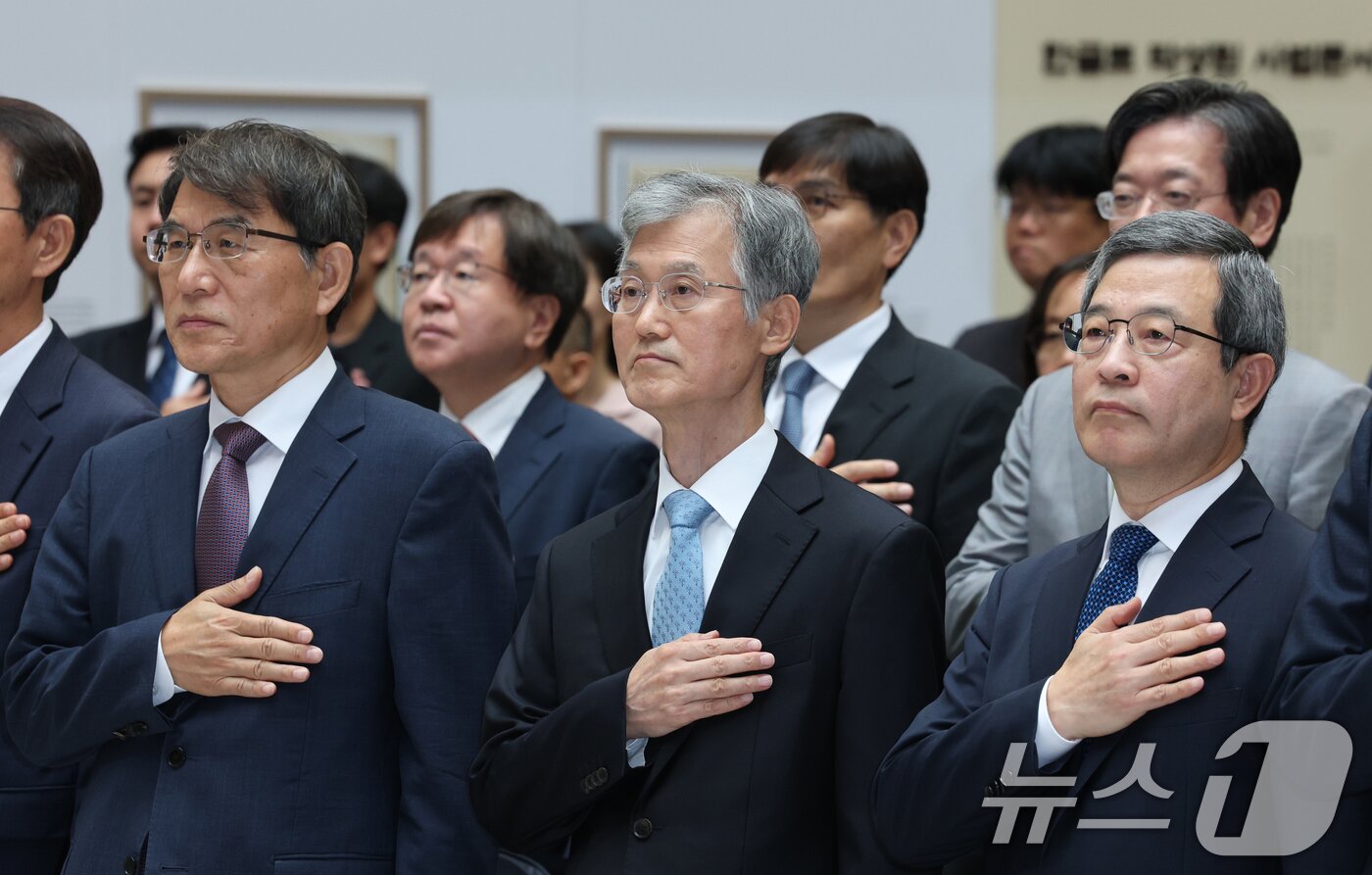 본문 이미지 - 조희대 대법원장(가운데)이 12일 오전 서울 서초구 대법원에서 열린 '2025 대한민국 법원의 날 기념식'에서 국기에 대한 경례를 하고 있다. 2025.9.12/뉴스1 ⓒ News1 김영운 기자