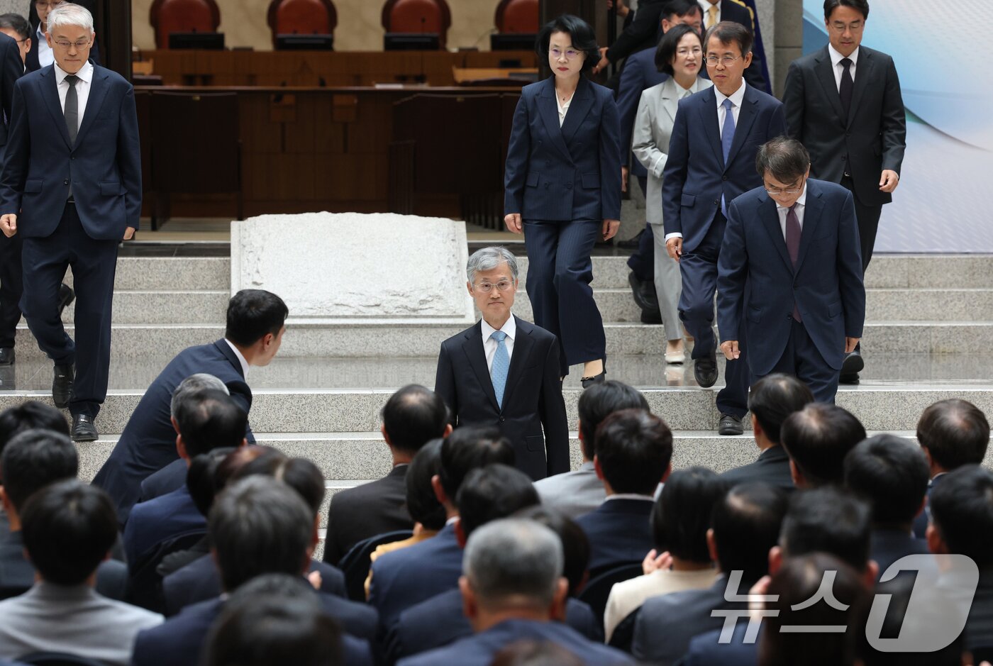 본문 이미지 - 조희대 대법원장과 대법관들이 12일 오전 서울 서초구 대법원에서 열린 '2025 대한민국 법원의 날 기념식'에서 입장을 하고 있다. 2025.9.12/뉴스1 ⓒ News1 김영운 기자