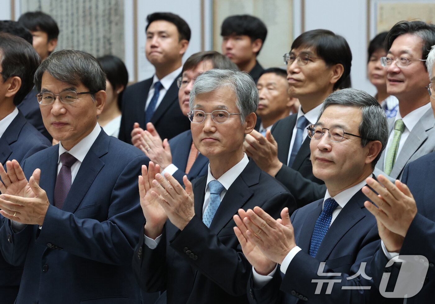 본문 이미지 - 조희대 대법원장(가운데)이 12일 오전 서울 서초구 대법원에서 열린 '2025 대한민국 법원의 날 기념식'에서 박수를 치고 있다. 2025.9.12/뉴스1 ⓒ News1 김영운 기자