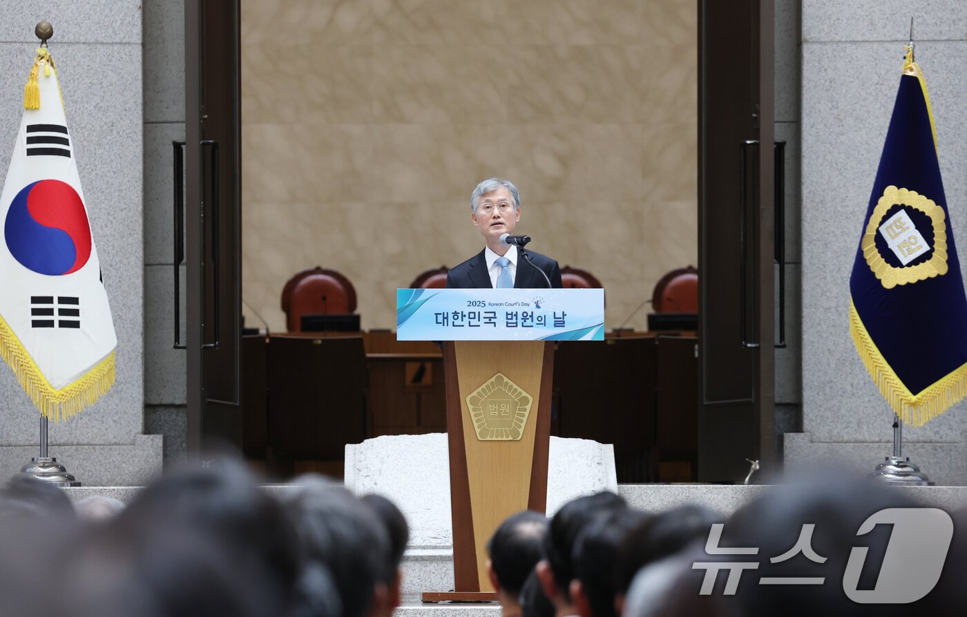 본문 이미지 - 조희대 대법원장이 12일 오전 서울 서초구 대법원에서 열린 '2025 대한민국 법원의 날 기념식'에서 기념사를 하고 있다. 2025.9.12/뉴스1 ⓒ News1 김영운 기자