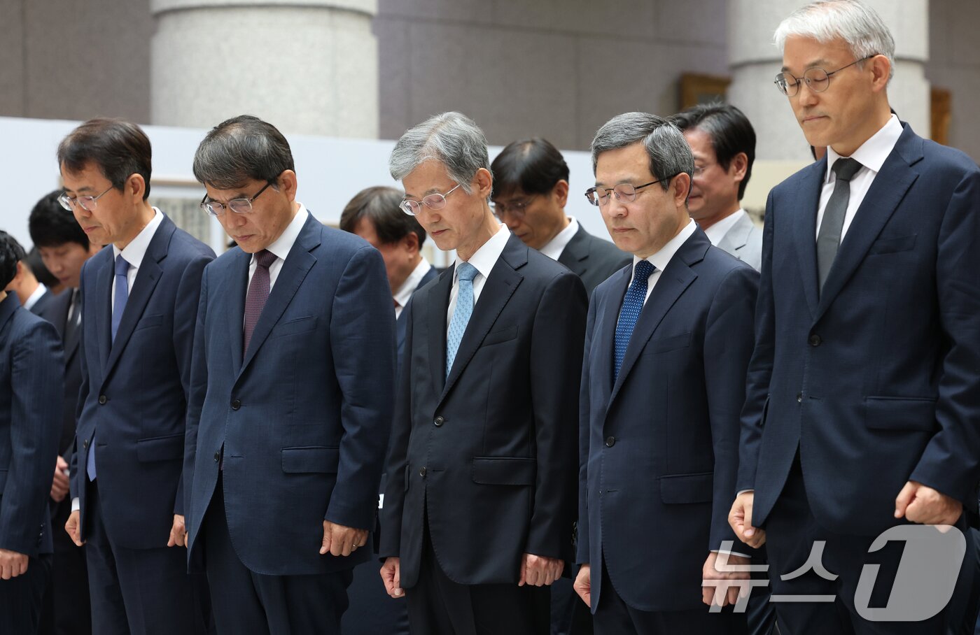 본문 이미지 - 조희대 대법원장(가운데)이 12일 오전 서울 서초구 대법원에서 열린 '2025 대한민국 법원의 날 기념식'에서 국기에 대한 경례를 하고 있다. 2025.9.12/뉴스1 ⓒ News1 김영운 기자