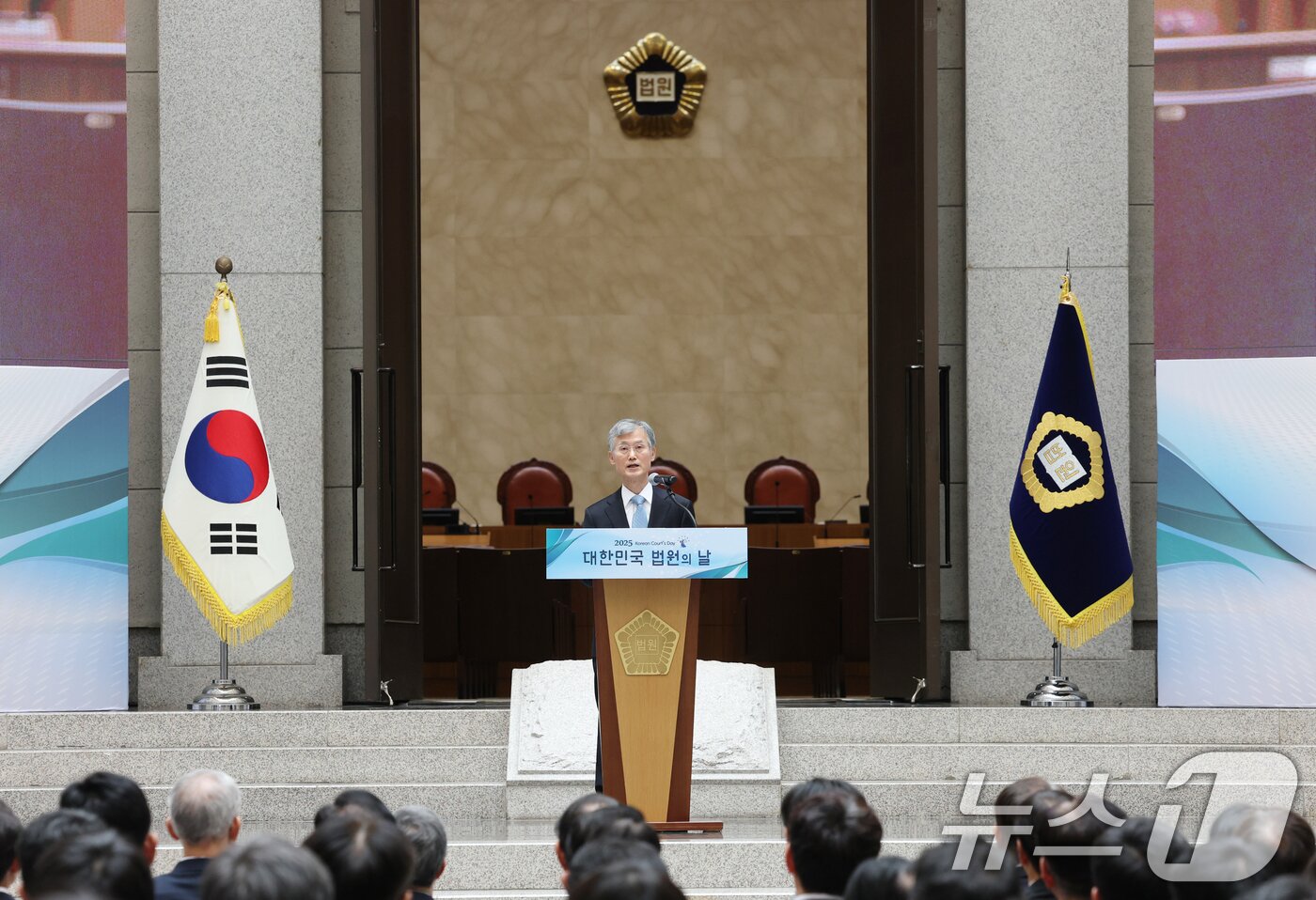 본문 이미지 - 조희대 대법원장이 12일 오전 서울 서초구 대법원에서 열린 '2025 대한민국 법원의 날 기념식'에서 기념사를 하고 있다. 2025.9.12/뉴스1 ⓒ News1 김영운 기자