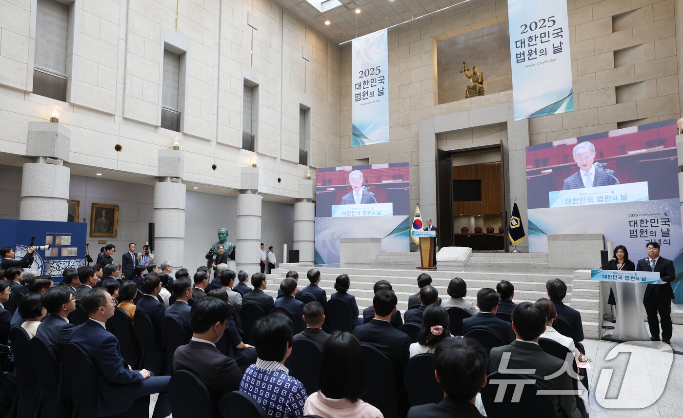 본문 이미지 - 조희대 대법원장이 12일 오전 서울 서초구 대법원에서 열린 '2025 대한민국 법원의 날 기념식'에서 기념사를 하고 있다. 2025.9.12/뉴스1 ⓒ News1 김영운 기자