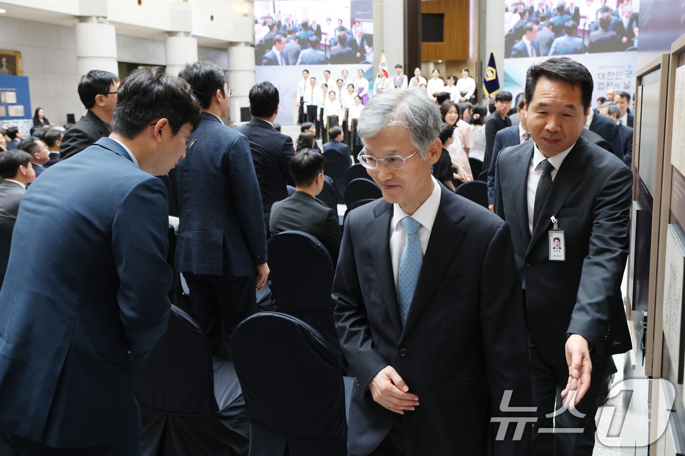 본문 이미지 - 조희대 대법원장이 12일 오전 서울 서초구 대법원에서 열린 '2025 대한민국 법원의 날 기념식'이 종료된 후 자리를 이동하고 있다. 2025.9.12/뉴스1 ⓒ News1 김영운 기자