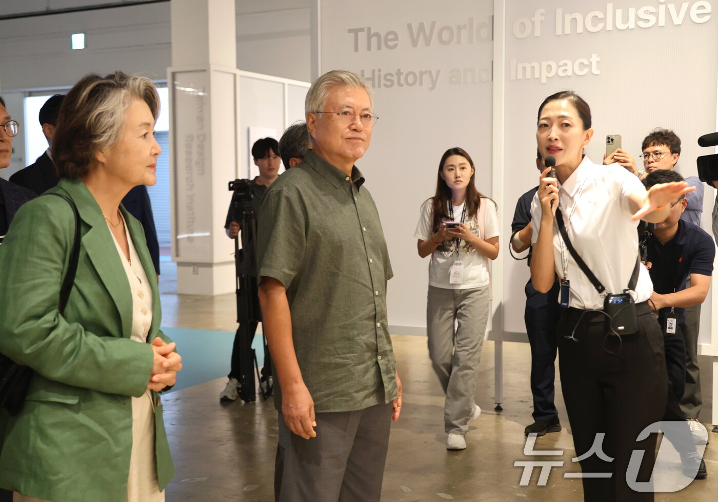 본문 이미지 - 12일 문재인 전 대통령 부부가 강기정 광주시장과 함께 광주 북구 용봉동 광주비엔날레 전시관을 찾아 2025 광주디자인비엔날레를 관람하고 있다. ⓒ News1 김태성 기자
