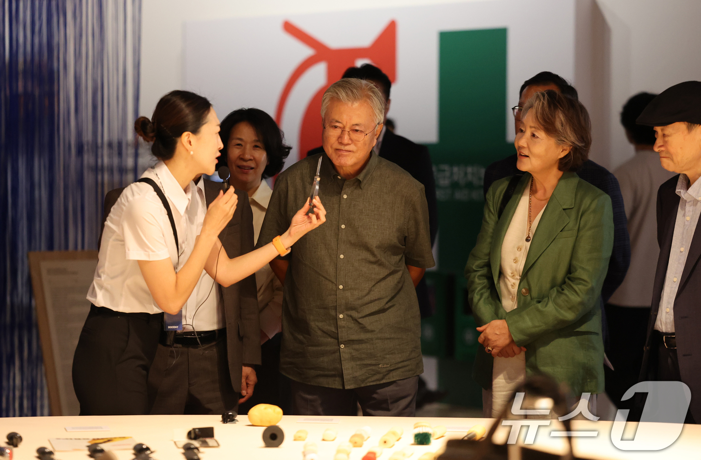 (광주=뉴스1) 김태성 기자 = 문재인 전 대통령과 김정숙 여사가 12일 광주 북구 용봉동 광주비엔날레 전시관에서 '2025 광주디자인비엔날레' 전시작품을 감상하고 있다. 2025 …