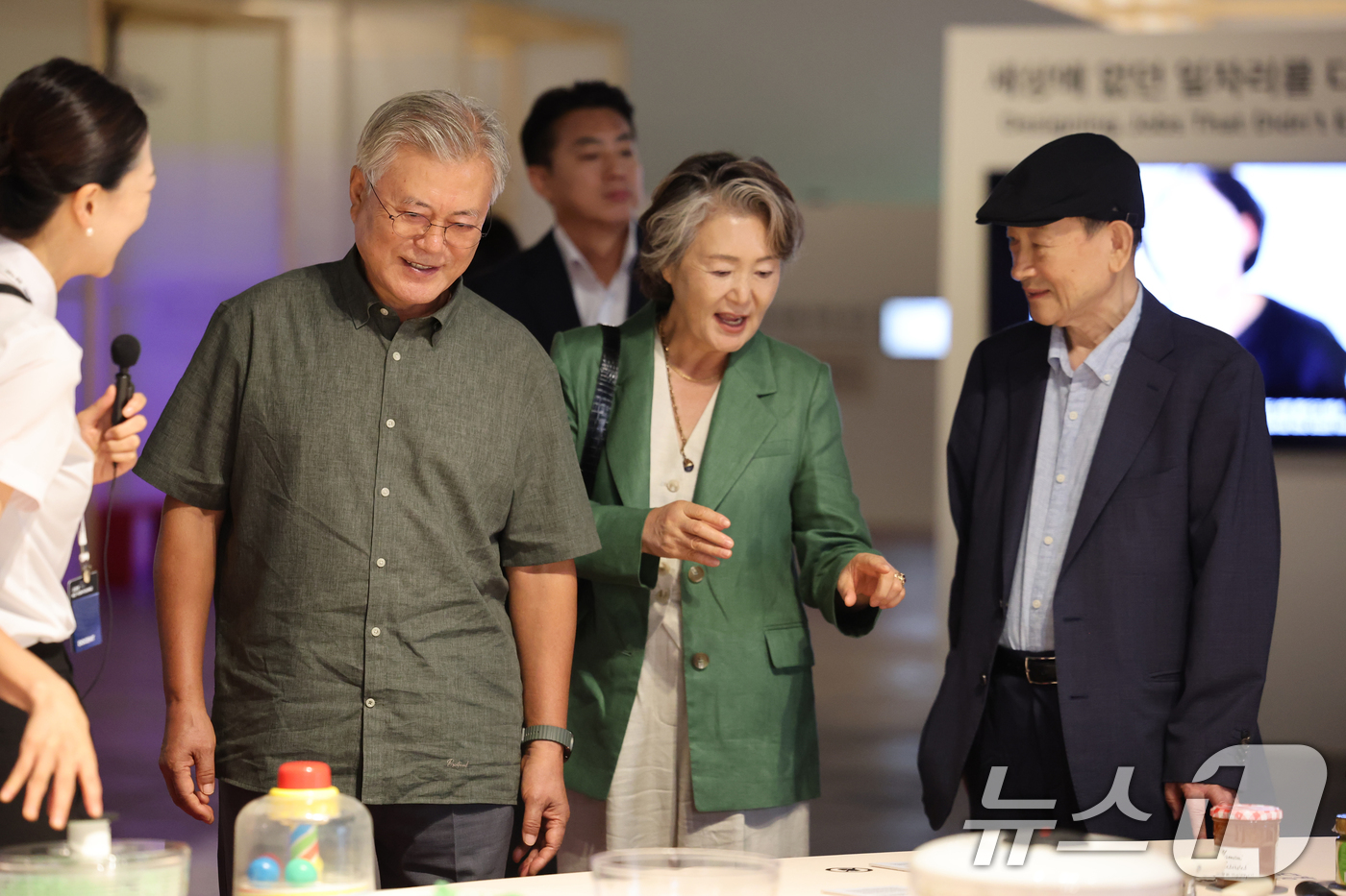 (광주=뉴스1) 김태성 기자 = 문재인 전 대통령과 김정숙 여사가 12일 광주 북구 용봉동 광주비엔날레 전시관에서 '2025 광주디자인비엔날레' 전시작품을 감상하고 있다. 2025 …