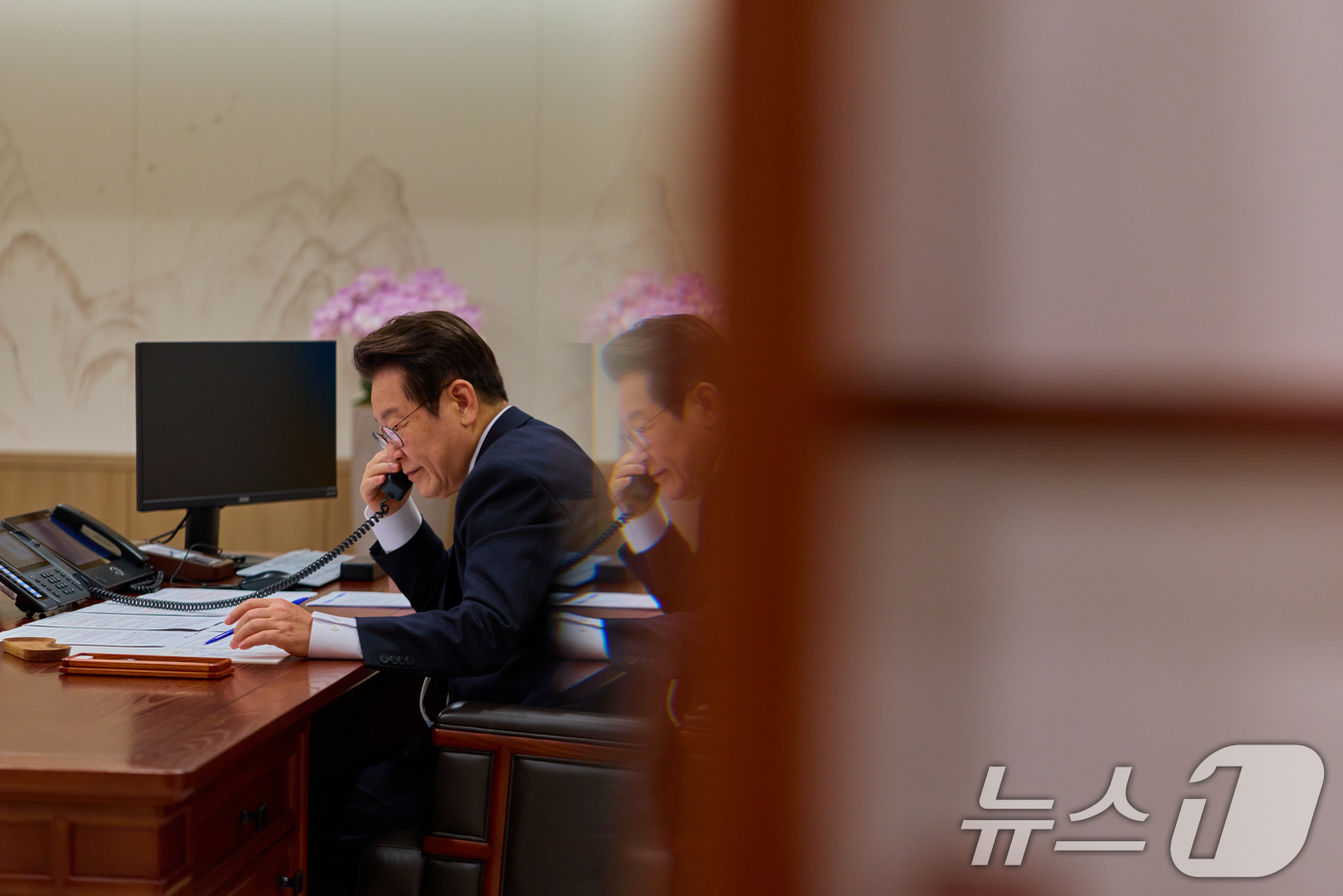 (서울=뉴스1) 허경 기자 = 이재명 대통령이 지난 11일 서울 용산 대통령실 청사 집무실에서 에마뉘엘 마크롱(Emmanuel Macron) 프랑스 대통령과 전화 통화하고 있다. …