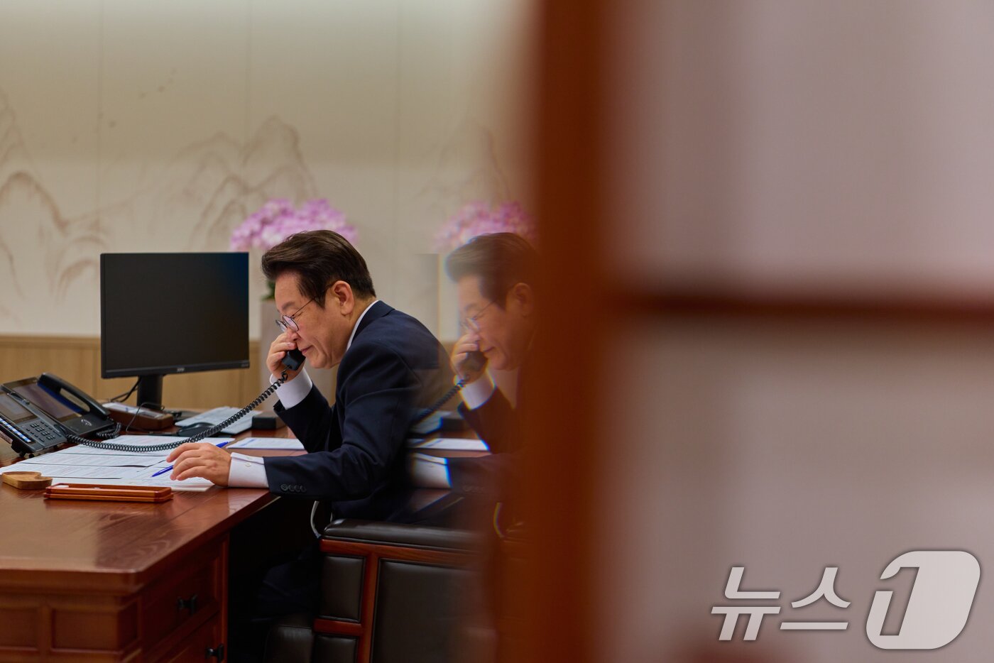 본문 이미지 - 이재명 대통령이 지난 11일 서울 용산 대통령실 청사 집무실에서 에마뉘엘 마크롱(Emmanuel Macron) 프랑스 대통령과 전화 통화하고 있다. (이재명 대통령 SNS. 재판매 및 DB 금지) 2025.9.12/뉴스1 ⓒ News1 허경 기자