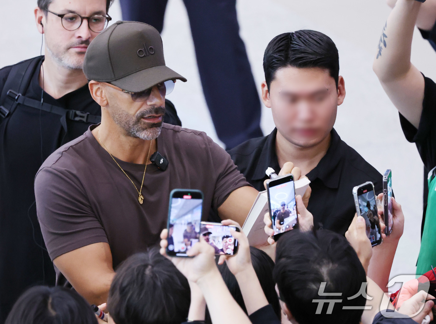 (인천공항=뉴스1) 박지혜 기자 = '2025 넥슨 아이콘 매치'에 출전하는 리오 퍼디난드가 12일 오후 인천국제공항을 통해 입국해 팬들에게 사인을 해주고 있다. 2025.9.12 …