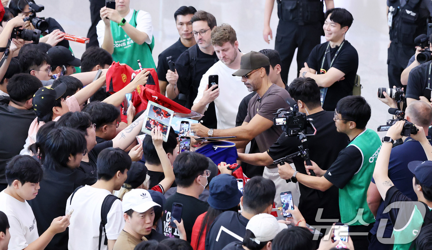 (인천공항=뉴스1) 박지혜 기자 = '2025 넥슨 아이콘 매치'에 출전하는 리오 퍼디난드가 12일 오후 인천국제공항을 통해 입국해 팬들에게 사인을 해주고 있다. 2025.9.12 …