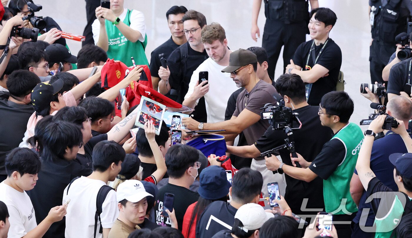 본문 이미지 - &#39;2025 넥슨 아이콘 매치&#39;에 출전하는 리오 퍼디난드가 12일 오후 인천국제공항을 통해 입국해 팬들에게 사인을 해주고 있다. 2025.9.12/뉴스1 ⓒ News1 박지혜 기자